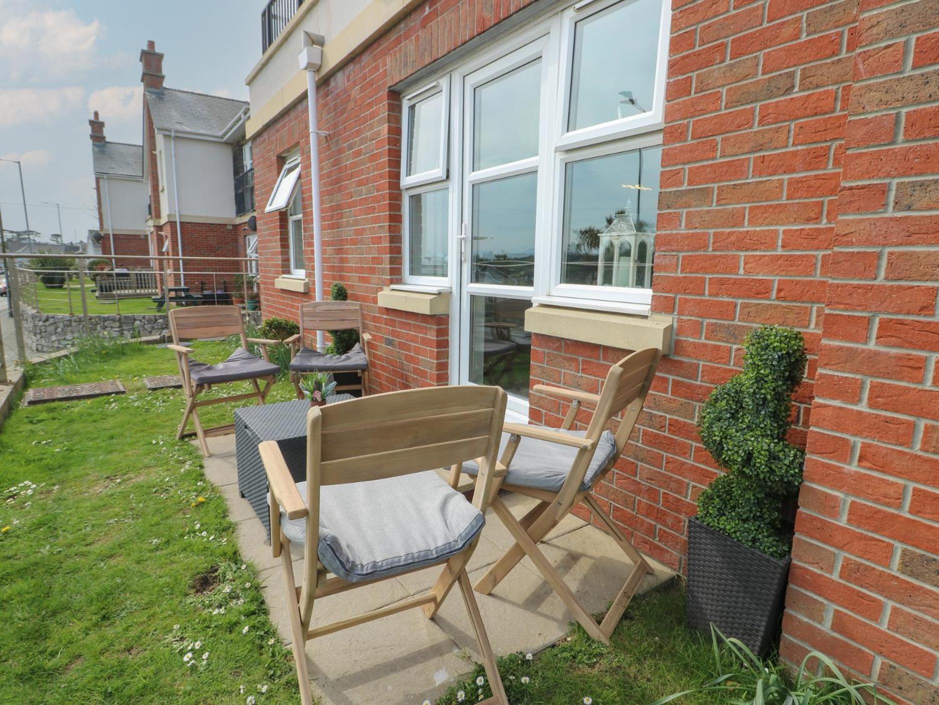 Benllech Coastal Retreat Apartment Exterior photo